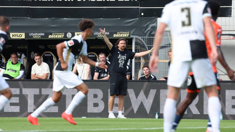 15.08.2026, xrekx, Fussball Testspiel, SV Elversberg - FC Lorient v.l. Vincent Wagner Trainer (SV 07 Elversberg) gibt Anweisungen, gestikuliert, mit den Armen gestikulieren gives instructions, gesticulate (DFL DFB REGULATIONS PROHIBIT ANY USE OF PHOTOGRAPHS as IMAGE SEQUENCES and or QUASI-VIDEO) Elversberg *** August 15, 2026, xrekx, Soccer Friendly Match, SV Elversberg vs. FC Lorient. Vincent Wagner, coach of SV 07 Elversberg, gives instructions, gesticulates with his arms, gesticulates DFL DFB REGULATIONS PROHIBIT ANY USE OF PHOTOGRAPHS as IMAGE SEQUENCES and or QUASI-VIDEO Elversberg