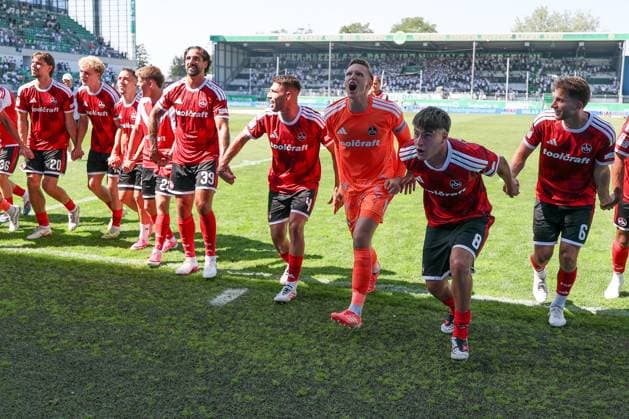 Schlussjubel bei den Nuernberger Fans ueber den Derbysieg, mit Javier Fernandez 8 (1FC Nuernberg), Jan Reichert 1 (1FC Nuernberg), Alexios Kalogeropoulos 4 (1FC Nuernberg), SpVgg Greuther Fuerth vs. 1. FC Nuernberg, Fussball, Maenner, 2. Bundesliga, Saison 2026 2027, Hinrunde, 2. Spieltag, 15.08.2026 DFB regulations prohibit any use of photographs as image sequences and or quasi-video Fuerth Bayern Deutschland *** Nuremberg fans celebrate their derby victory, featuring Javier Fernandez 8 1. FC Nuremberg, Jan Reichert 1 1. FC Nuremberg, Alexios Kalogeropoulos 4 1. FC Nuremberg, SpVgg Greuther Fürth vs. 1. FC Nuremberg, Soccer, Men, 2. Bundesliga, 2026–2027 season, First Half of the Season, Matchday 2, August 15, 2026. DFB regulations prohibit any use of photographs as image sequences and or quasi-video. Fürth, Bavaria, Germany Copyright: xkolbert-press MartinxAgüerax