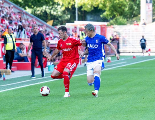 Fußball, Herren, Saison 2026 2027, Testspiel, 1. FC Union Berlin - Ipswich Town, v. l. Josip Juranovic (1. FC Union Berlin), Daizen Maeda (Ipswich), 15.08.2026, *** Soccer, Men s, 2026–2027 Season, Friendly Match, 1. FC Union Berlin vs. Ipswich Town, from left: Josip Juranovic (1. FC Union Berlin), Daizen Maeda (Ipswich), August 15, 2026, Copyright: xSebastianxRäppold MatthiasxKochx