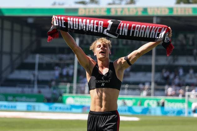 Tim Janisch 32 (1FC Nuernberg) jubelt bei den Fans ueber den Derbysieg, SpVgg Greuther Fuerth vs. 1. FC Nuernberg, Fussball, Maenner, 2. Bundesliga, Saison 2026 2027, Hinrunde, 2. Spieltag, 15.08.2026 DFB regulations prohibit any use of photographs as image sequences and or quasi-video Fuerth Bayern Deutschland *** Tim Janisch, 32, of 1. FC Nuremberg celebrates the derby victory with the fans; SpVgg Greuther Fürth vs. 1. FC Nuremberg, soccer, men, 2. Bundesliga, 2026–2027 season, First Half of the Season, Matchday 2, August 15, 2026. DFB regulations prohibit any use of photographs as image sequences and or quasi-video. Fürth, Bavaria, Germany Copyright: xkolbert-press MartinxAgüerax