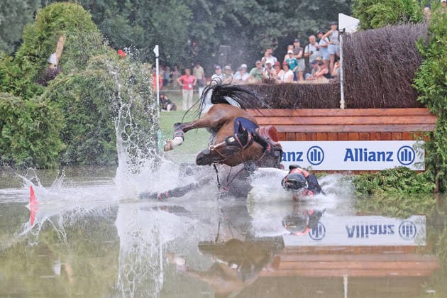 Toshiyuki Tanaka (JPN, Japan, Japan) mit Pferd Jefferson JRA stürzt beim Allianzkomplex , Vielseitigkeit Geländeritt, FEI Eventing World Championship, WM, Weltmeisterschaft , DHL-Preis, Einzel Mannschaft, Geländeprüfung, Gelände, Cross Country , AACHEN - FEI World Championships 2026, Weltfest des Pferdesports, Reitsport Weltmeisterschaft 2026, Aachen 2026, Welcome Home 2026, Aachener Soers, 11. bis 23. August 2026, Reitsport, 15.08.2026, Aachen Aachener Soers Deutschland *** Toshiyuki Tanaka (JPN), Japan, riding Jefferson (JRA), falls at the Allianz Complex during the cross-country leg of the FEI Eventing World Championship, DHL Prize, Individual and Team Events, Cross-Country Test, Cross-Country, AACHEN FEI World Championships 2026, World Equestrian Festival, 2026 World Equestrian Championships, Aachen 2026, Welcome Home 2026, Aachen Soers, August 11–23, 2026, Equestrian Sports, August 15, 2026, Aachen Soers, Germany