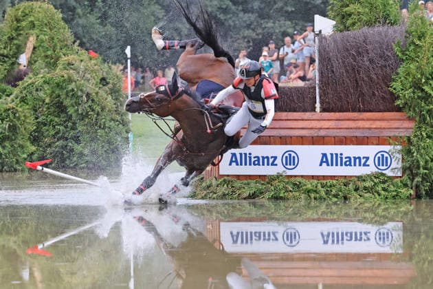 Toshiyuki Tanaka (JPN, Japan, Japan) mit Pferd Jefferson JRA stürzt beim Allianzkomplex , Vielseitigkeit Geländeritt, FEI Eventing World Championship, WM, Weltmeisterschaft , DHL-Preis, Einzel Mannschaft, Geländeprüfung, Gelände, Cross Country , AACHEN - FEI World Championships 2026, Weltfest des Pferdesports, Reitsport Weltmeisterschaft 2026, Aachen 2026, Welcome Home 2026, Aachener Soers, 11. bis 23. August 2026, Reitsport, 15.08.2026, Aachen Aachener Soers Deutschland *** Toshiyuki Tanaka (JPN), Japan, riding Jefferson (JRA), falls at the Allianz Complex during the cross-country leg of the FEI Eventing World Championship, DHL Prize, Individual and Team Events, Cross-Country Test, Cross-Country, AACHEN FEI World Championships 2026, World Equestrian Festival, 2026 World Equestrian Championships, Aachen 2026, Welcome Home 2026, Aachen Soers, August 11–23, 2026, Equestrian Sports, August 15, 2026, Aachen Soers, Germany