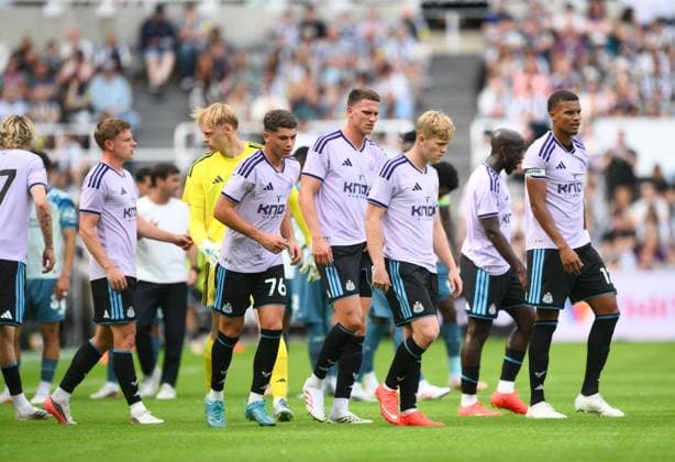 Newcastle United change tops during hydration break Newcastle United v Bayer Leverkusen, Pre Season Friendly, Football, St James Park, Newcastle, UK - 15 Aug 2026Newcastle St James Park United Kingdom EDITORIAL USE ONLY No use with unauthorised audio, video, data, fixture lists, club league logos or live services. Online in-match use limited to 120 images, no video emulation. No use in betting, games or single club league player publications.  Copyright: xRichardxLee Shutterstockx 17070129aa