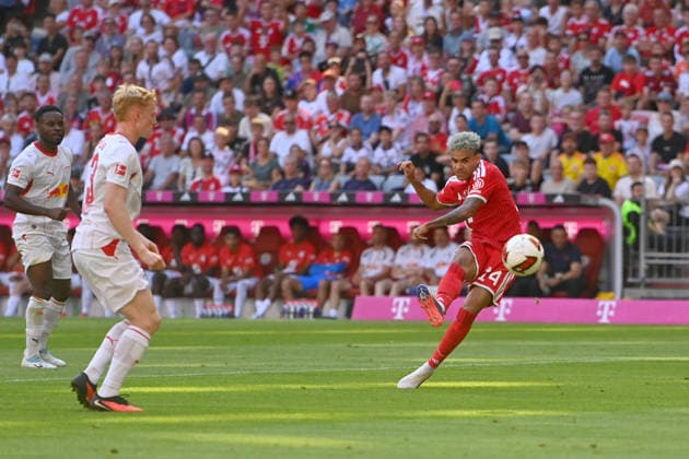Tor Luis DIAZ (Bayern Muenchen) zum 1-0,Aktion,Torschuss. Li:Nicolas SEIWALD (L). Fussball Telekom Cup FC Bayern Muenchen - RB Leipzig am 15.08.2025 , A L L I A N Z A R E N A. *** Goal by Luis DIAZ, Bayern Munich, 1–0; play; shot on goal by Li Nicolas SEIWALD L; Soccer; Telekom Cup; FC Bayern Munich vs. RB Leipzig on August 15, 2025; ALLIANZ ARENA