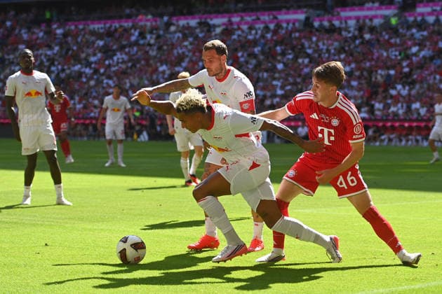 v.re:Tim Binder (FCB), Aktion,Zweikampf gegen Antonio NUSA (Leipzig). hi:David RAUM (L). Fussball Telekom Cup FC Bayern Muenchen - RB Leipzig am 15.08.2025 , A L L I A N Z A R E N A. *** Tim Binder (FCB), in action, in a tackle against Antonio NUSA (Leipzig); David RAUM (L), Soccer Telekom Cup: FC Bayern Munich vs. RB Leipzig on August 15, 2025, ALLIANZ ARENA