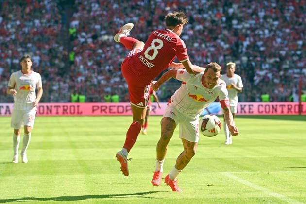 Tom Bischof (Bayern Muenchen), Aktion,Zweikampf gegen David RAUM (L). Fussball Telekom Cup FC Bayern Muenchen - RB Leipzig am 15.08.2025 , A L L I A N Z A R E N A. *** Tom Bischof, Bayern Munich, Action, Tackle against David RAUM, Soccer, Telekom Cup, FC Bayern Munich vs. RB Leipzig on August 15, 2025, ALLIANZ ARENA