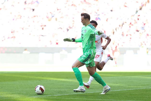 Manuel Neuer (FC Bayern Muenchen, 01) mit Ball, GER, FC Bayern Muenchen vs. RB Leipzig, Fussball, Telekom Cup, Testspiel, Saison 2026 2027, 15.08.2026, GER, FC Bayern Muenchen vs. RB Leipzig, Fussball, Telekom Cup, Testspiel, Saison 2026 2027, 15.08.2026 Muenchen *** Manuel Neuer, FC Bayern Munich, No. 01 with the ball, GER, FC Bayern Munich vs. RB Leipzig, soccer, Telekom Cup, friendly match, 2026–2027 season, August 15, 2026, GER, FC Bayern Munich vs. RB Leipzig, soccer, Telekom Cup, friendly match, 2026–2027 season, August 15, 2026, Munich Copyright: xEibner-Pressefoto JennixMaulx EP_JML