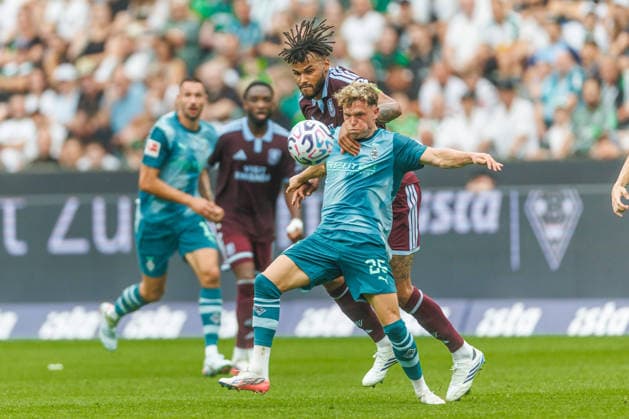 Tyrone Mings (Aston Villa) und Robin Hack (Borussia Moenchengladbach) battle for the ball during the pre-season friendly match between Borussia Moenchengladbach and Aston Villa at ista-Borussia-Park on August 15, 2026 in Moenchengladbach, Germany. (Photo by Mario Hommes DeFodi Images) - *** Tyrone Mings of Aston Villa and Robin Hack of Borussia Mönchengladbach battle for the ball during the preseason friendly match between Borussia Mönchengladbach and Aston Villa at ista Borussia Park on August 15, 2026, in Mönchengladbach, Germany. Photo by Mario Hommes, DeFodi Images