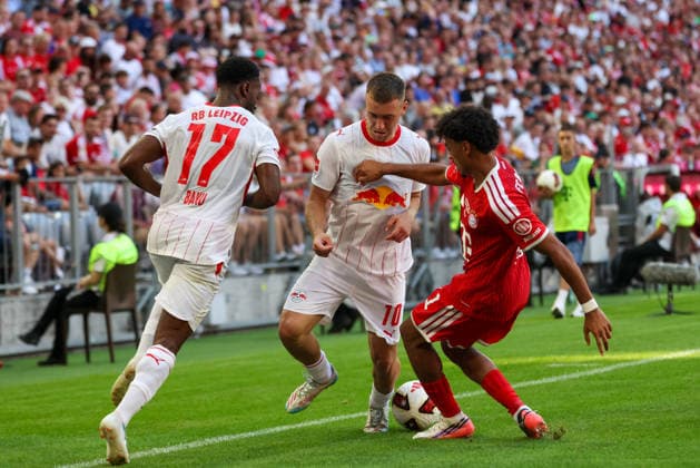 Nathaniel Brown (FC Bayern Muenchen, 11) mit Brajan Gruda (RB Leipzig, 10) und Ridle Baku (RB Leipzig, 17), GER, FC Bayern Muenchen vs. RB Leipzig, Fussball, Telekom Cup, Testspiel, Saison 2026 2027, 15.08.2026, GER, FC Bayern Muenchen vs. RB Leipzig, Fussball, Telekom Cup, Testspiel, Saison 2026 2027, 15.08.2026 Muenchen *** Nathaniel Brown, FC Bayern Munich, 11, with Brajan Gruda, RB Leipzig, 10, and Ridle Baku, RB Leipzig, 17, GER, FC Bayern Munich vs. RB Leipzig, Soccer, Telekom Cup, Friendly, 2026–2027 Season, August 15, 2026, GER, FC Bayern Munich vs. RB Leipzig, soccer, Telekom Cup, friendly match, 2026–2027 season, August 15, 2026, Munich Copyright: xEibner-Pressefoto JennixMaulx EP_JML