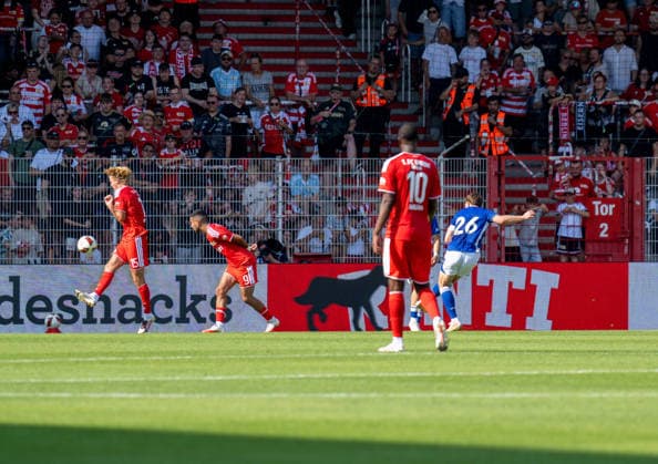 Fußball, Herren, Saison 2026 2027, Testspiel, 1. FC Union Berlin - Ipswich Town, Dara O Shea (Ipswich) erzielt das Tor zum 1:3 gegen Tom Rothe (1. FC Union Berlin) und Livan Burcu (1. FC Union Berlin), 15.08.2026, *** Soccer, Men s, 2026–2027 season, Friendly match, 1. FC Union Berlin vs. Ipswich Town, Dara O Shea of Ipswich scores the goal to make it 1–3 against Tom Rothe of 1. FC Union Berlin and Livan Burcu of 1. FC Union Berlin, August 15, 2026, Copyright: xSebastianxRäppold MatthiasxKochx