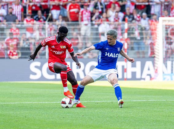 Fußball, Herren, Saison 2026 2027, Testspiel, 1. FC Union Berlin - Ipswich Town, v. l. Emmanuel Latte Lath (1. FC Union Berlin), Daizen Maeda (Ipswich), 15.08.2026, *** Soccer, Men s, 2026–2027 Season, Friendly Match, 1. FC Union Berlin vs. Ipswich Town, from left: Emmanuel Latte Lath (1. FC Union Berlin), Daizen Maeda (Ipswich), August 15, 2026, Copyright: xSebastianxRäppold MatthiasxKochx