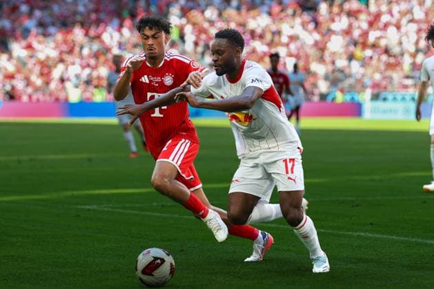 im Zweikampf, Aktion, mit Nathaniel Brown 11 (FC Bayern Muenchen), Ridle Baku 17 (RB Leipzig), FC Bayern Muenchen vs. RB Leipzig, Fussball, Telekom Cup, 15.08.2026 Muenchen Bayern Deutschland *** One-on-one, action, featuring Nathaniel Brown 11 (FC Bayern Munich) and Ridle Baku 17 (RB Leipzig), FC Bayern Munich vs. RB Leipzig, soccer, Telekom Cup, August 15, 2026, Munich, Bavaria, Germany Copyright: xkolbert-press ChristianxKolbertx