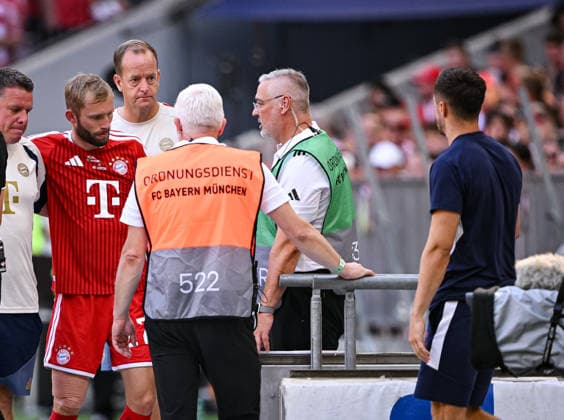 Fussball 1. Bundesliga 2026 2027 15.08.2026 Telekom Cup 2026 FC Bayern Muenchen - RB Leipzig Konrad Laimer (li) verletzt sich gleich zu Spielbeginn, Christoph Baumgartner (re, RB Leipzig) kommt um ihn zu troesten. *** Soccer, Bundesliga 1, 2026–2027, August 15, 2026, Telekom Cup 2026, FC Bayern Munich vs. RB Leipzig: Konrad Laimer (left) gets injured right at the start of the game; Christoph Baumgartner (right) from RB Leipzig comes over to comfort him.