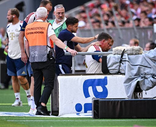 Fussball 1. Bundesliga 2026 2027 15.08.2026 Telekom Cup 2026 FC Bayern Muenchen - RB Leipzig Konrad Laimer (re) verletzt sich gleich zu Spielbeginn, Christoph Baumgartner (Mitte, RB Leipzig) kommt um ihn zu troesten. *** Soccer, Bundesliga 1, 2026–2027, August 15, 2026, Telekom Cup 2026, FC Bayern Munich vs. RB Leipzig: Konrad Laimer gets injured right at the start of the game; Christoph Baumgartner (center) and RB Leipzig players come over to comfort him.