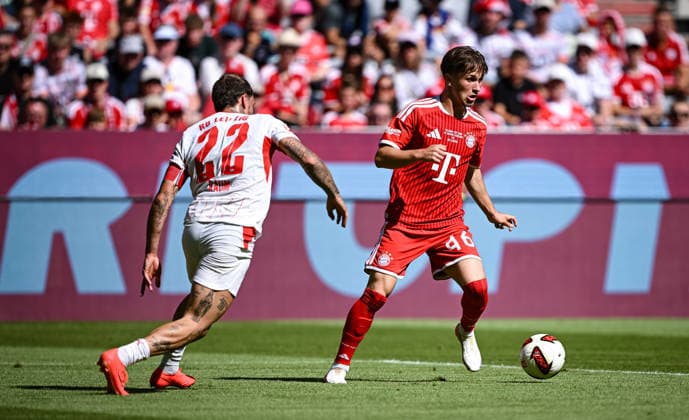 Fussball 1. Bundesliga 2026 2027 15.08.2026 Telekom Cup 2026 FC Bayern Muenchen - RB Leipzig Tim Binder (re, FC Bayern Muenchen) gegen David Raum (li, RB Leipzig) *** Soccer, Bundesliga 1, 2026–2027, August 15, 2026, Telekom Cup 2026, FC Bayern Munich vs. RB Leipzig, Tim Binder (right), FC Bayern Munich, vs. David Raum (left), RB Leipzig