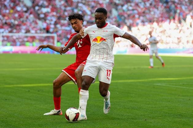 im Zweikampf, Aktion, mit Nathaniel Brown 11 (FC Bayern Muenchen), Ridle Baku 17 (RB Leipzig), FC Bayern Muenchen vs. RB Leipzig, Fussball, Telekom Cup, 15.08.2026 Muenchen Bayern Deutschland *** One-on-one, action, featuring Nathaniel Brown 11 (FC Bayern Munich) and Ridle Baku 17 (RB Leipzig), FC Bayern Munich vs. RB Leipzig, soccer, Telekom Cup, August 15, 2026, Munich, Bavaria, Germany Copyright: xkolbert-press ChristianxKolbertx