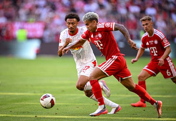 Fussball 1. Bundesliga 2026 2027 15.08.2026 Telekom Cup 2026 FC Bayern Muenchen - RB Leipzig Luis Diaz (re, FC Bayern Muenchen) gegen Tidiam Gomis (li, RB Leipzig) *** Soccer, Bundesliga 1, 2026–2027, August 15, 2026, Telekom Cup 2026, FC Bayern Munich, RB Leipzig, Luis Diaz (right), FC Bayern Munich vs. Tidiam Gomis (left), RB Leipzig