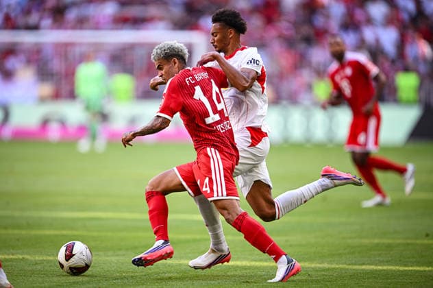 Fussball 1. Bundesliga 2026 2027 15.08.2026 Telekom Cup 2026 FC Bayern Muenchen - RB Leipzig Luis Diaz (li, FC Bayern Muenchen) gegen Tidiam Gomis (re, RB Leipzig) *** Soccer, Bundesliga 1, 2026–2027, August 15, 2026, Telekom Cup 2026, FC Bayern Munich, RB Leipzig, Luis Diaz (left), FC Bayern Munich vs. Tidiam Gomis (right), RB Leipzig