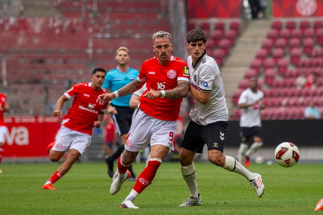 GER, Mainz, Fussball, Testspiel, FSV Mainz 05 vs. AFC Bournemouth im Bild v.l.: Phillip Tietz (FSV Mainz 05 09), Antonio Silva (AFC Bournemouth 14), Zweikampf 15.08.2026, MEWA-Arena Mainz DFL DFB REGULATIONS PROHIBIT ANY USE OF PHOTOGRAPHS AS IMAGE SEQUENCES AND OR QUASI-VIDEO, *** GER, Mainz, Soccer, Friendly Match, FSV Mainz 05 vs. AFC Bournemouth (Pictured, from left): Phillip Tietz (FSV Mainz 05, 09), Antonio Silva (AFC Bournemouth, 14), Tackle, August 15, 2026, MEWA Arena Mainz DFL DFB REGULATIONS PROHIBIT ANY USE OF PHOTOGRAPHS AS IMAGE SEQUENCES AND OR QUASI-VIDEO, Copyright: HMBxMedia PaulxFritz