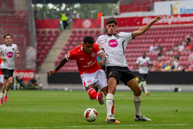 GER, Mainz, Fussball, Testspiel, FSV Mainz 05 vs. AFC Bournemouth im Bild v.l.: Ransford Koeningsdoerffer (FSV Mainz 05 11), Antonio Silva (AFC Bournemouth 14), Zweikampf 15.08.2026, MEWA-Arena Mainz DFL DFB REGULATIONS PROHIBIT ANY USE OF PHOTOGRAPHS AS IMAGE SEQUENCES AND OR QUASI-VIDEO, *** GER, Mainz, Soccer, Friendly Match, FSV Mainz 05 vs. AFC Bournemouth (pictured, from left: Ransford Koeningsdoerffer, FSV Mainz 05 11), Antonio Silva, AFC Bournemouth 14, tackle, August 15, 2026, MEWA Arena, Mainz. DFL and DFB regulations prohibit any use of photographs as image sequences and or quasi-video, Copyright: HMBxMedia PaulxFritz