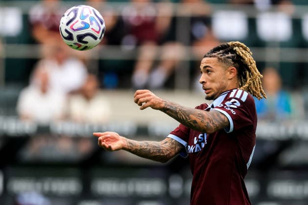 MOENCHENGLADBACH, GERMANY - AUGUST 15: Luka Lynch of Aston Villa focuses on the ball during the pre-season friendly match between Borussia Monchengladbach and Aston Villa at the ista-Borussia-Park on August 15, 2026 in Moenchengladbach, Germany.  Copyright: xRenexNijhuis MBxMediax