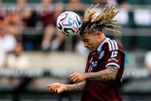 MOENCHENGLADBACH, GERMANY - AUGUST 15: Luka Lynch of Aston Villa heads the ball during the pre-season friendly match between Borussia Monchengladbach and Aston Villa at the ista-Borussia-Park on August 15, 2026 in Moenchengladbach, Germany.  Copyright: xRenexNijhuis MBxMediax