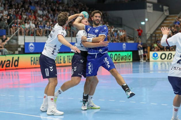 15.08.2026 ,xgox, Handball - Wartburg Cup SG Flensburg-Handewitt - TBV Lemgo-Lippe emspor, v.l. Emil Bergholt (Flensburg, 14), Tim Suton (Lemgo, 23) Zweikampf, Duell, Kampf, tackle Eisenach *** August 15, 2026, xgox, Handball Wartburg Cup: SG Flensburg Handewitt vs. TBV Lemgo Lippe emspor; from left: Emil Bergholt (Flensburg), 14; Tim Suton (Lemgo), 23; duel, battle, tackle, Eisenach