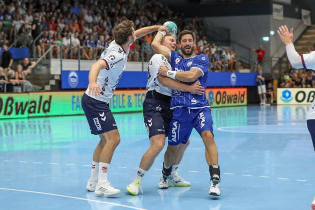 15.08.2026 ,xgox, Handball - Wartburg Cup SG Flensburg-Handewitt - TBV Lemgo-Lippe emspor, v.l. Emil Bergholt (Flensburg, 14), Tim Suton (Lemgo, 23) Zweikampf, Duell, Kampf, tackle Eisenach *** August 15, 2026, xgox, Handball Wartburg Cup: SG Flensburg Handewitt vs. TBV Lemgo Lippe emspor; from left: Emil Bergholt (Flensburg), 14; Tim Suton (Lemgo), 23; duel, battle, tackle, Eisenach