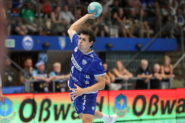 15.08.2026 ,xgox, Handball - Wartburg Cup SG Flensburg-Handewitt - TBV Lemgo-Lippe emspor, v.l. Samuel Zehnder (Lemgo, 4) beim Siebenmeter Eisenach *** August 15, 2026, xgox, Handball Wartburg Cup: SG Flensburg Handewitt vs. TBV Lemgo Lippe emspor; from left: Samuel Zehnder (Lemgo), 4 on the seven-meter line in Eisenach