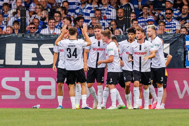 Die Mannschaft von SC Verl jubelt ueber das Tor zum 1:0 durch Tim Heike (SC Verl, 25) GER, SC Verl vs. MSV Duisburg, Fussball, 3. Liga, 2. Spieltag, Spielzeit 2026 2027, 15.08.2026 DFL Regulations prohibit any use of photographers as image sequences and or quasi-video. GER, SC Verl vs. MSV Duisburg, Fussball, 3. Liga, 2. Spieltag, Spielzeit 2026 2027, 15.08.2026 Verl *** The SC Verl team celebrates Tim Heike s 1-0 goal. SC Verl, 25 GER, SC Verl vs. MSV Duisburg, soccer, 3rd Division, Matchday 2, 2026–2027 season, August 15, 2026 DFL regulations prohibit any use of photographs as image sequences and or quasi-video GER, SC Verl vs. MSV Duisburg, soccer, 3rd Division, Matchday 2, 2026–2027 season, August 15, 2026, Verl Copyright: xEibner-Pressefoto JanxRollingerx EP_JSK