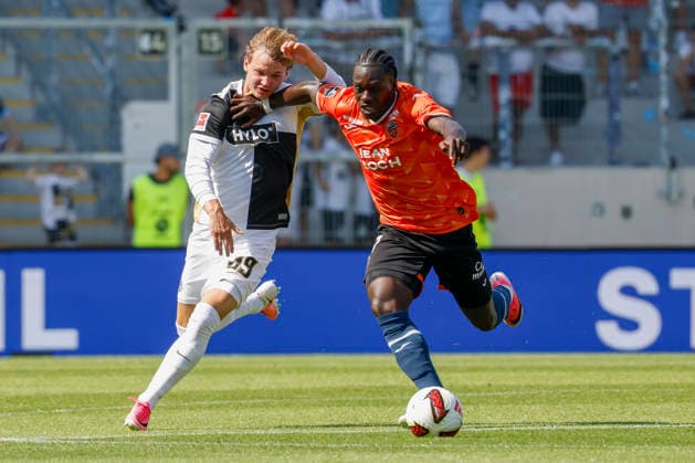 Im Bild: v.li. Cole Campbell (SV 07 Elversberg, 39) im Zweikampf gegen Jean-Victor Makengo (FC Lorient, 17) 15.08.2026, 1. Bundesliga, Testspiel, SV 07 Elversberg - FC Lorient, Deutschland, Spiesen-Elversberg, URSAPHARM-Arena, DFL REGULATIONS PROHIBIT ANY USE OF PHOTOGRAPHS AS IMAGE SEQUENCES AND OR QUASI-VIDEO. *** Pictured from left: Cole Campbell (SV 07 Elversberg, 39) in a tackle against Jean Victor Makengo (FC Lorient, 17) on August 15, 2026, 1. Bundesliga, Friendly Match, SV 07 Elversberg vs. FC Lorient, Germany, Spiesen Elversberg, URSAPHARM Arena, DFL REGULATIONS PROHIBIT ANY USE OF PHOTOGRAPHS AS IMAGE SEQUENCES AND OR QUASI-VIDEO Copyright: HMBxMedia xJulienxBecker