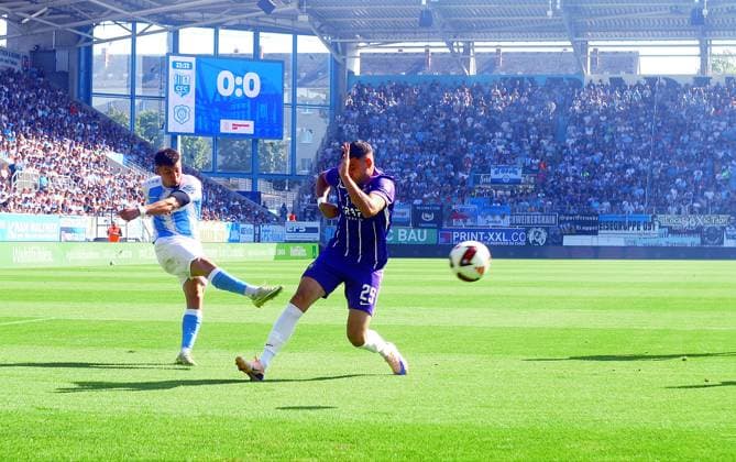 Maurizio Grimaldi (Chemnitz, links) im Zweikampf mit Stylianos Kokovas (Aue) Fußball Regionalliga Nordost 2026 27 Chemnitzer FC - FC Erzgebirge Aue am 15.8.2026 Chemnitzer FC - Erzgebirge Aue *** Maurizio Grimaldi (Chemnitz), on the left in a tackle with Stylianos Kokovas (Aue), Northeast Regional League 2026–27: Chemnitzer FC vs. FC Erzgebirge Aue on August 15, 2026, Chemnitzer FC vs. FC Erzgebirge Aue