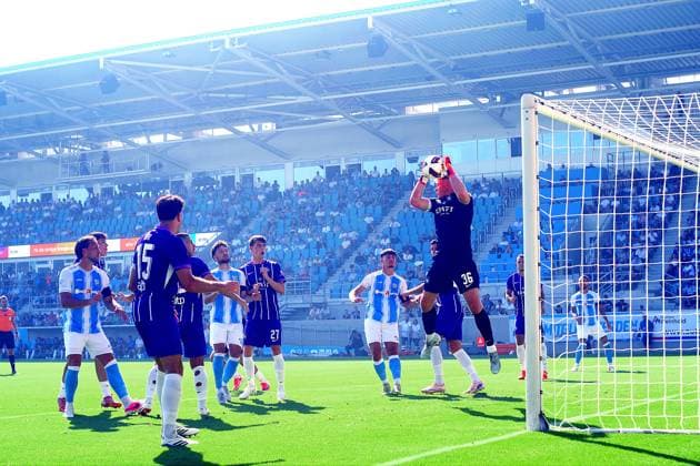 Torhüter Max Uhlig (Aue) holt den Ball aus der Luft. Fußball Regionalliga Nordost 2026 27 Chemnitzer FC - FC Erzgebirge Aue am 15.8.2026 Chemnitzer FC - Erzgebirge Aue *** Goalkeeper Max Uhlig of Aue catches the ball out of the air. Northeast Regional League 2026-27: Chemnitzer FC vs. FC Erzgebirge Aue on August 15, 2026. Chemnitzer FC vs. FC Erzgebirge Aue