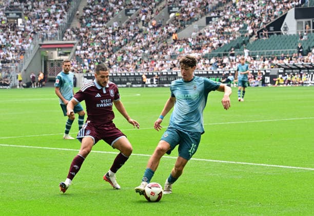 15.08.2026; Moenchengladbach; Fussball, Herren, Saison 2026 2027, Testspiel Borussia Moenchengladbach vs. Aston Villa Zweikampf zwischen v. li. Emiliano Buendia (Aston Villa), Philipp Sander (Gladbach) DFL regulations prohibit any use of photographs as image sequences and or quasi-video. ista-Borussia-Park Nordrhein-Westfalen Deutschland *** August 15, 2026, Mönchengladbach Soccer, Men s, 2026–2027 season, Friendly match: Borussia Mönchengladbach vs. Aston Villa. Tackle between (from left) Emiliano Buendía (Aston Villa) and Philipp Sander (Gladbach). DFL regulations prohibit any use of photographs as image sequences and or quasi-video content. Borussia Park, North Rhine-Westphalia, Germany