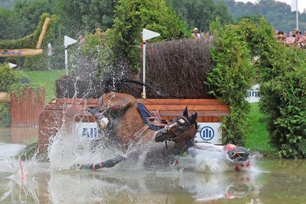 Sturz Toshiyuki Tanaka (JPN, Japan, Japan) mit Pferd Jefferson JRA, Allianz Versicherung , Vielseitigkeit Dressur, FEI Eventing World Championship, WM, Weltmeisterschaft , DHL-Preis, Einzel Mannschaft, Geländeprüfung, Teilprüfung Gelände, Cross Country , AACHEN - FEI World Championships 2026, Weltfest des Pferdesports, Reitsport Weltmeisterschaft 2026, Aachen 2026, Welcome Home 2026, Aachener Soers, 11. bis 23. August 2026, Reitsport, 15.08.2026, Aachen Aachener Soers Deutschland *** Toshiyuki Tanaka (JPN, Japan) on Jefferson (JRA), Allianz Insurance, Eventing Dressage, FEI Eventing World Championship, DHL Prize, Individual and Team, Cross-Country, Cross-Country Stage, Cross Country, AACHEN FEI World Championships 2026, World Equestrian Festival, 2026 World Equestrian Championships, Aachen 2026, Welcome Home 2026, Aachen Soers, August 11–23, 2026, Equestrian Sports, August 15, 2026, Aachen Soers, Germany
