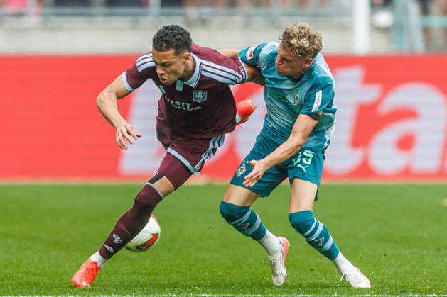 Alysson Edward (Aston Villa) und Robin Hack (Borussia Moenchengladbach) battle for the ball during the pre-season friendly match between Borussia Moenchengladbach and Aston Villa at ista-Borussia-Park on August 15, 2026 in Moenchengladbach, Germany. (Photo by Mario Hommes DeFodi Images) - *** Alysson Edward of Aston Villa and Robin Hack of Borussia Mönchengladbach battle for the ball during the preseason friendly match between Borussia Mönchengladbach and Aston Villa at ista Borussia Park on August 15, 2026, in Mönchengladbach, Germany. Photo by Mario Hommes, DeFodi Images