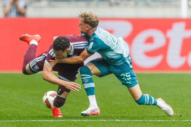 Alysson Edward (Aston Villa) und Robin Hack (Borussia Moenchengladbach) battle for the ball during the pre-season friendly match between Borussia Moenchengladbach and Aston Villa at ista-Borussia-Park on August 15, 2026 in Moenchengladbach, Germany. (Photo by Mario Hommes DeFodi Images) - *** Alysson Edward of Aston Villa and Robin Hack of Borussia Mönchengladbach battle for the ball during the preseason friendly match between Borussia Mönchengladbach and Aston Villa at ista Borussia Park on August 15, 2026, in Mönchengladbach, Germany. Photo by Mario Hommes, DeFodi Images