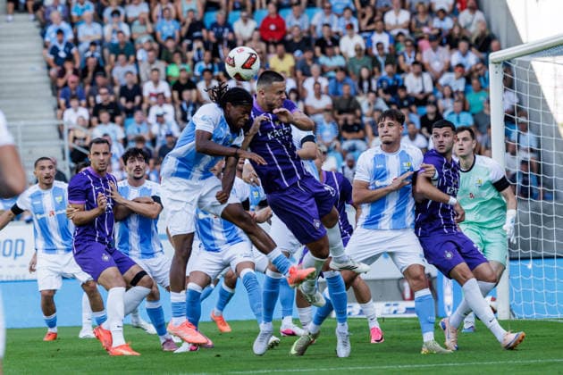 15.08.2026, GER, Regionalliga Nord-Ost, 3. Spieltag, Saison 2026 2027), Chemnitz, Chemnitzer FC - FC Erzgebirge Aue Ken Tchouangue (Chemnitzer FC 20) im Zweikampf gegen Maxim Burghardt (FC Erzgebirge Aue 21) Chemnitz eins-Stadion - An der Gellertstraße Sachsen Deutschland *** August 15, 2026, GER, Regionalliga Nord Ost, Matchday 3, 2026–2027 Season, Chemnitz, Chemnitzer FC vs. FC Erzgebirge Aue, Ken Tchouangue (Chemnitzer FC 20) in a tackle against Maxim Burghardt (FC Erzgebirge Aue 21), Chemnitz Eins Stadium, An der Gellertstraße, Saxony, Germany Copyright: xnordphotoxGmbHx xTrienitzx