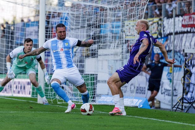 15.08.2026, GER, Regionalliga Nord-Ost, 3. Spieltag, Saison 2026 2027), Chemnitz, Chemnitzer FC - FC Erzgebirge Aue Linus Queißer Linus Queisser (FC Erzgebirge Aue 10) im Zweikampf gegen Jan Löhmannsröben (Chemnitzer FC 4) Chemnitz eins-Stadion - An der Gellertstraße Sachsen Deutschland *** August 15, 2026, GER, Regionalliga Nord Ost, Matchday 3, 2026–2027 Season, Chemnitz, Chemnitzer FC vs. FC Erzgebirge Aue; Linus Queißer (FC Erzgebirge Aue) No. 10 in a tackle against Jan Löhmannsröben (Chemnitzer FC); 4-1; Chemnitz Eins Stadium, An der Gellertstraße, Saxony, Germany Copyright: xnordphotoxGmbHx xTrienitzx