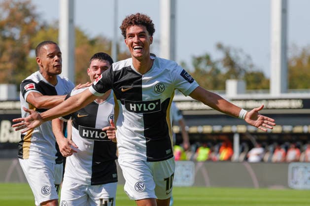 Im Bild: Jubel nach dem Tor zum 2:1 bei v.li. Jan Gyamerah (SV 07 Elversberg, 30), Felix Keidel (SV 07 Elversberg, 43) und Torschuetze Noah Darvich (SV 07 Elversberg, 10) 15.08.2026, 1. Bundesliga, Testspiel, SV 07 Elversberg - FC Lorient, Deutschland, Spiesen-Elversberg, URSAPHARM-Arena, DFL REGULATIONS PROHIBIT ANY USE OF PHOTOGRAPHS AS IMAGE SEQUENCES AND OR QUASI-VIDEO. *** Pictured: Celebrations after the goal that made it 2–1, from left: Jan Gyamerah (SV 07 Elversberg, 30), Felix Keidel (SV 07 Elversberg, 43), and goal scorer Noah Darvich (SV 07 Elversberg, 10), August 15, 2026, 1. Bundesliga, Friendly Match, SV 07 Elversberg vs. FC Lorient, Germany, Spiesen Elversberg, URSAPHARM Arena. DFL regulations prohibit any use of photographs as image sequences and or quasi-video. Copyright: HMBxMedia xJulienxBecker