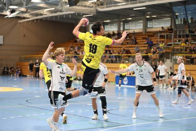 Miguel Alves ( 19; TSV St. Ottmar St. Gallen) springt hoch und zieht ab, während William Bengtsson ( 24; Helsingborg HK) in der Abwehr versucht den Wurf zu blocken. Weitere Spieler beider Teams beobachten die Szene in der Hansehalle Lübeck. Miguel Alves ( 19; TSV St. Ottmar St. Gallen) beim Sprungwurf *** Miguel Alves (19), TSV St. Ottmar St. Gallen, jumps and takes a shot, while William Bengtsson (24), Helsingborg HK, tries to block the shot on defense. Other players from both teams watch the action at the Hansehalle in Lübeck. Miguel Alves (19), TSV St. Ottmar St. Gallen, takes a jump shot. Copyright: xspeedshotx