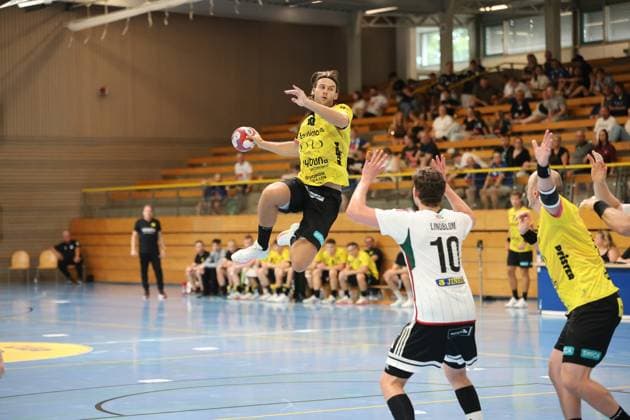 Emil Jessen von TSV St. Ottmar St. Gallen zieht in der Hansehalle Lübeck zum Sprungwurf hoch, während Anton Lindblom ( 10; Helsingborg HK) und ein weiterer Abwehrspieler die Arme hochreißen. Der Ball ist klar im Bild, der Moment auf dem Höhepunkt der Wurfbewegung. Emil Jessen (TSV St. Ottmar St. Gallen) beim Sprungwurf gegen Helsingborg HK *** Emil Jessen of TSV St. Ottmar St. Gallen rises for a jump shot at the Hansehalle in Lübeck, while Anton Lindblom of Helsingborg HK and another defender throw their arms up. The ball is clearly visible in the frame; the moment is at the peak of the shooting motion. Emil Jessen of TSV St. Ottmar St. Gallen takes a jump shot against Helsingborg HK. Copyright: xspeedshotx