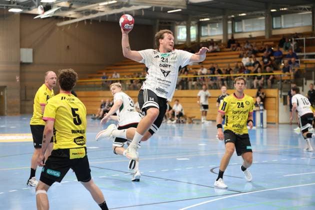 Anders Forsell Schefvert ( 34; Helsingborg HK) zieht in der Hansehalle in Lübeck zum Sprungwurf hoch, der Ball bereits in der Wurfhand. Andrin Dörwaldt ( 5; TSV St. Ottmar St. Gallen) und weitere Abwehrspieler versuchen den Angriff zu stoppen. Anders Forsell Schefvert ( 34; Helsingborg HK) beim Sprungwurf gegen TSV St. Ottmar *** Anders Forsell Schefvert 34 of Helsingborg HK rises for a jump shot at the Hansehalle in Lübeck, the ball already in his shooting hand; Andrin Dörwaldt (5) of TSV St. Ottmar St. Gallen and other defenders try to stop the attack. Anders Forsell Schefvert (34) of Helsingborg HK takes a jump shot against TSV St. Ottmar. Copyright: xspeedshotx