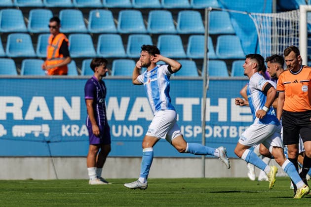15.08.2026, GER, Regionalliga Nord-Ost, 3. Spieltag, Saison 2026 2027), Chemnitz, Chemnitzer FC - FC Erzgebirge Aue Tom Baumgart (Chemnitzer FC 29) jubelt nach dem 2:0 Chemnitz eins-Stadion - An der Gellertstraße Sachsen Deutschland *** August 15, 2026, GER, Regionalliga North East, Matchday 3, 2026–2027 season, Chemnitz, Chemnitzer FC vs. FC Erzgebirge Aue, Tom Baumgart, Chemnitzer FC 29 celebrates after the 2–0 win at Chemnitz Eins Stadium on Gellertstraße, Saxony, Germany Copyright: xnordphotoxGmbHx xTrienitzx