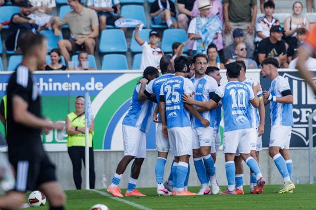 15.08.2026, GER, Regionalliga Nord-Ost, 3. Spieltag, Saison 2026 2027), Chemnitz, Chemnitzer FC - FC Erzgebirge Aue Roman Eppendorfer (Chemnitzer FC 25), Dennis Slamar (Chemnitzer FC 21), Domenico Alberico (Chemnitzer FC 10), Jonas Marx (Chemnitzer FC 19) und Tom Baumgart (Chemnitzer FC 29) jubeln Chemnitz eins-Stadion - An der Gellertstraße Sachsen Deutschland *** August 15, 2026, GER, Regionalliga Nord Ost, Matchday 3, 2026–2027 Season, Chemnitz, Chemnitzer FC vs. FC Erzgebirge Aue, Roman Eppendorfer (Chemnitzer FC 25), Dennis Slamar (Chemnitzer FC 21), Domenico Alberico (Chemnitzer FC 10), Jonas Marx (Chemnitzer FC 19), and Tom Baumgart (Chemnitzer FC 29) celebrate at Chemnitz Eins Stadium on Gellertstraße in Saxony, Germany Copyright: xnordphotoxGmbHx xTrienitzx