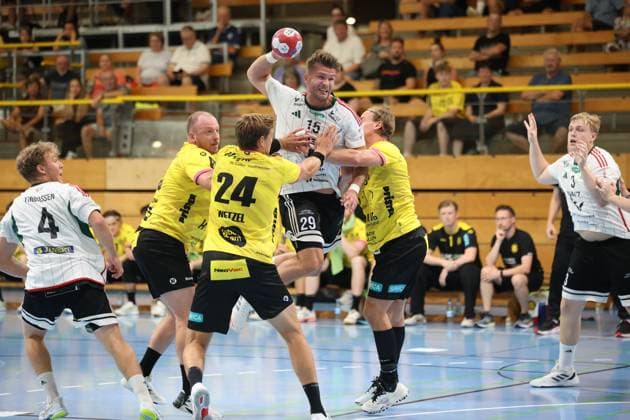 Carl Löfström ( 13; TSV St. Ottmar St. Gallen) springt mit dem Ball hoch und zieht ab, während Tobias Wetzel ( 24; TSV St. Ottmar) und weitere Mitspieler ihn umringen – eine intensive Wurfaktion in der Hansehalle Lübeck. Im Hintergrund verfolgen zahlreiche Zuschauer das Spiel auf den Tribünen. Carl Löfström ( 13; TSV St. Ottmar) springt zum Wurf gegen Helsingborg HK *** Carl Löfström, No. 13 of TSV St. Ottmar St. Gallen, jumps high with the ball and takes a shot, while Tobias Wetzel (24) of TSV St. Ottmar and other teammates surround him—an intense shot attempt at the Hansehalle in Lübeck. In the background, numerous spectators watch the game from the stands as Carl Löfström (13) of TSV St. Ottmar jumps to take a shot against Helsingborg HK Copyright: xspeedshotx