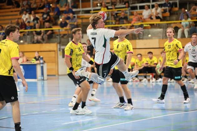 Elliot Eriksson ( 7; Helsingborg HK) springt in der Hansehalle Lübeck zum Wurf ab, der Ball ist bereits in der Wurfbewegung. Mehrere Spieler von TSV St. Ottmar St. Gallen bilden die Abwehrreihe im Hintergrund. Elliot Eriksson ( 7; Helsingborg HK) beim Sprungwurf gegen TSV St. Ottmar *** Elliot Eriksson (No. 7), Helsingborg HK, jumps to take a shot at the Hansehalle in Lübeck; the ball is already in flight. Several players from TSV St. Ottmar St. Gallen form the defensive line in the background. Elliot Eriksson (No. 7), Helsingborg HK, takes a jump shot against TSV St. Ottmar. Copyright: xspeedshotx