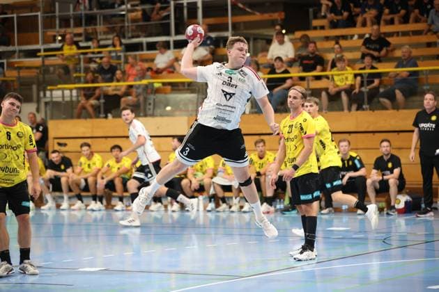 Ein Spieler von Helsingborg HK springt mit dem Ball zum Wurf ab, während Joschua Braun ( 23; TSV St. Ottmar St. Gallen) und Jan Brülisauer ( 6; TSV St. Ottmar St. Gallen) die Szene beobachten. Im Hintergrund verfolgen Noah Bolt ( 2; TSV St. Ottmar St. Gallen) und weitere Spieler beider Teams die Aktion von der Bank. Helsingborg HK 3 beim Sprungwurf gegen TSV St. Ottmar St. Gallen *** A player from Helsingborg HK jumps up with the ball to take a shot, while Joschua Braun (No. 23, TSV St. Ottmar St. Gallen) and Jan Brülisauer (No. 6, TSV St. Ottmar St. Gallen) watch the action. In the background, Noah Bolt (No. 2, TSV St. Ottmar St. Gallen) and other players from both teams watch the action from the bench. Helsingborg HK 3 takes a jump shot against TSV St. Ottmar St Gallen Copyright: xspeedshotx