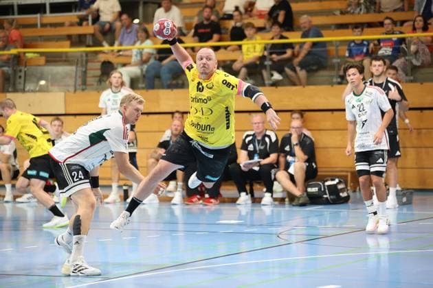 Carl Löfström ( 13; TSV St. Ottmar St. Gallen) springt mit dem Ball zum Wurf ab, während William Bengtsson ( 24; Helsingborg HK) als Abwehrspieler heranrückt. Die Szene zeigt einen dynamischen Angriffszug in der Hansehalle Lübeck. Carl Löfström ( 13; TSV St. Ottmar St. Gallen) beim Sprungwurf gegen Helsingborg HK *** Carl Löfström, No. 13 of TSV St. Ottmar St. Gallen, jumps with the ball to take a shot, while William Bengtsson (24) of Helsingborg HK closes in as a defender. The scene shows a dynamic offensive play at the Hansehalle in Lübeck. Carl Löfström (13) of TSV St. Ottmar St. Gallen takes a jump shot against Helsingborg HK. Copyright: xspeedshotx