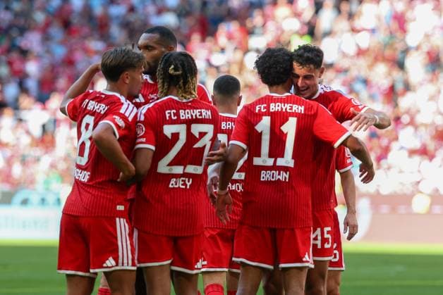 die Mannschaft freut sich ueber das Tor von von Nathaniel Brown 11 (FC Bayern Muenchen) zum 2:1, FC Bayern Muenchen vs. RB Leipzig, Fussball, Telekom Cup, 15.08.2026 Muenchen Bayern Deutschland *** The team is celebrating Nathaniel Brown s goal, making the score 11–2 in favor of FC Bayern Munich. FC Bayern Munich vs. RB Leipzig, Soccer, Telekom Cup, August 15, 2026, Munich, Bavaria, Germany Copyright: xkolbert-press ChristianxKolbertx